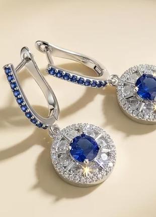 Серьги с английской застежкой и синтетическими кристаллами.