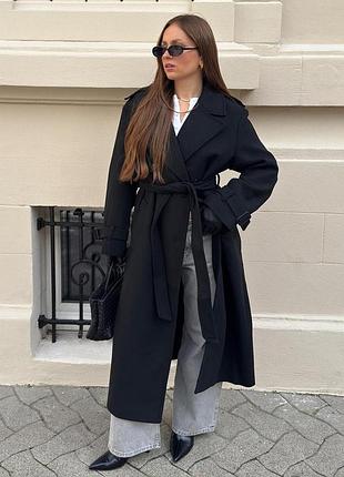 Пальто bershka черного цвета с ремнем
