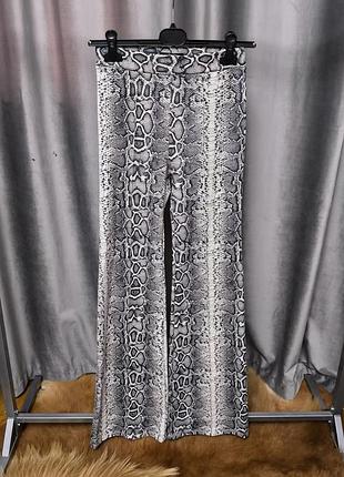 Брюки bershka m кльош зі зміїним принтом snake print