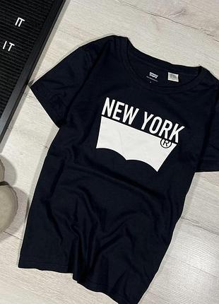 Футболка з принтом levis