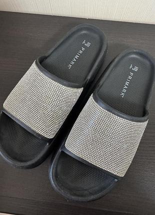 Шльопанці чорні з камінчиками primark