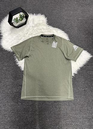 Оливкову спортивну футболку бренду adidas (модель freelift sport ultimate / fl4616) з короткими рукавами та круглим вирізом.