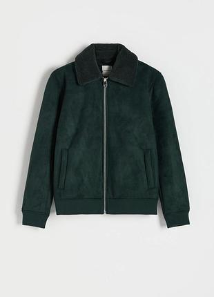 Темно-зелена замшева куртка бомбер reserved sherpa faux suede jacket