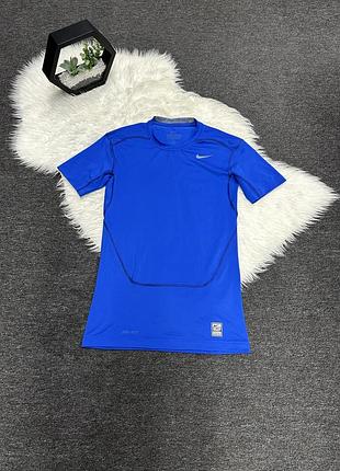 Яскраво-синя компресійна футболка nike pro combat dri-fit із короткими рукавами та характерними контурними швами.
