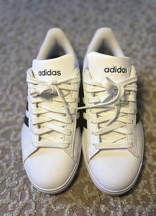 Кросівки adidas grand court з чорними фірмовими смужками та шнурівкою