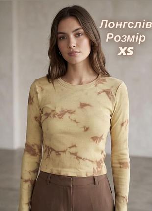 Стильний лонгслів у рубчик з унікальним принтом, розмір xs
