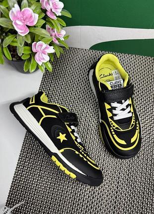Оригінальні кросівки на липучці clarks