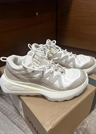 Жіночі бежеві кросівки salomon odyssey elmt low