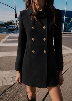 Чорне двобортне пальто zara basic collection із золотистими ґудзиками