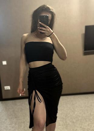 Чорна спідниця з ефектною шнурівкою та розрізом 🖤