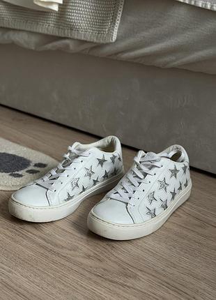 Снікерси skechers side street - star side (модель 73535/wsl) із перфорованими та блискучими сріблястими зірками на шкіряному верху.