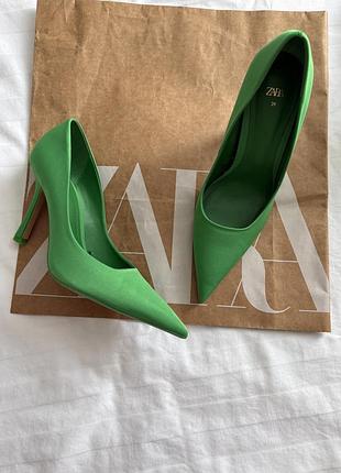 Яскраві туфлі човники zara