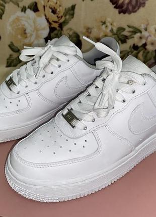 Кожаные кроссовки nike. размер 37. стелька 23.5 см. оригинал!