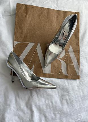 Сріблясті туфлі човники zara metallic