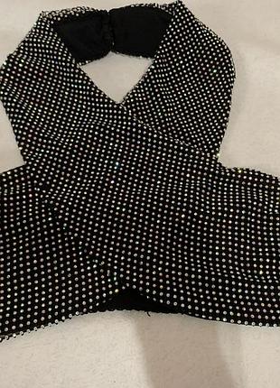 Вечірній топик-кроссвер (cross-front / halter top) зі смужками навхрест на грудях та фіксацією на шиї.