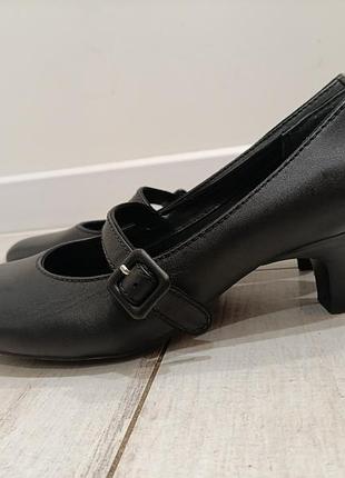 Туфли "clarks", черные, натуральная кожа, по стельке 26 см, каблук 6 см, классика.
за дополнительными фото обратитесь в личные сообщения.