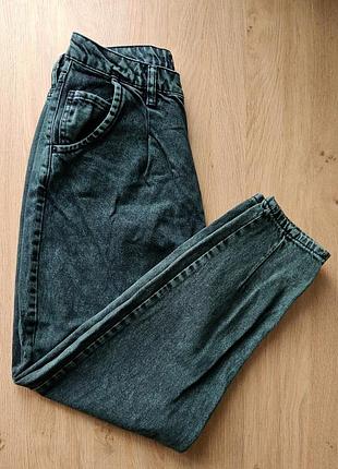 Джинсы зеленые mom fit, укороченные, почти новые