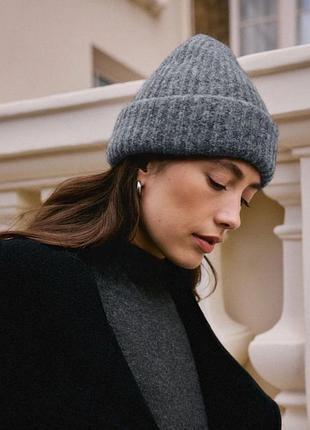 H&m тепла зимова пухнаста шапка жіноча сірого кольору