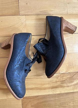 Neosens 🇪🇸 жіночі шкіряні туфлі 39 р. у вінтажному стилі  та етно стиль 💙 рельєфний орнамент, зав’язки та оригінальний каблук.