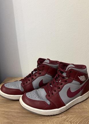 Кросівки чоловічі nike air jordan 1 mid cherrywood red / cement grey