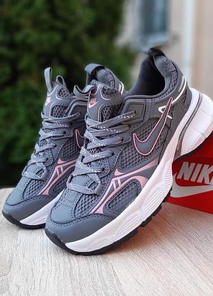 Жіночі якісні та стильні  кросівки nike v2k run темно сірі з рожевим