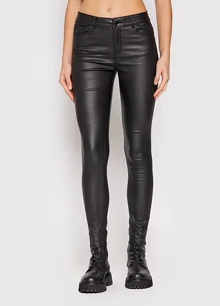 Кожаный эффект ✨ vero moda vmseven 🖤 черные брюки скинни 👖 вощеные штаны под кожу