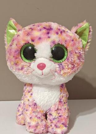 Мягкая игрушка-глазастик ty beanie boos — розовый котенок по имени sophie (софи) с зелеными блестящими глазами и разноцветным леопардовым принтом.
