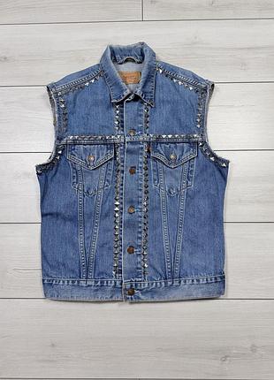 Вінтажний джинсовий жилет levi’s з закльопками в стилі панк / рок / гранж р.l