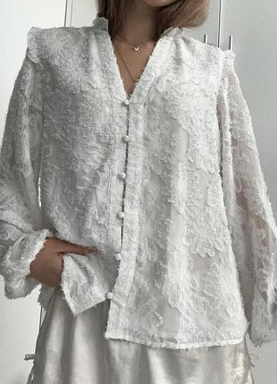 Біла блуза з рукавами воланами в стилі isabel marant