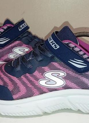 Брендовые легкие кроссовки skechers.
