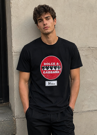 Черная футболка dolce &amp; gabbana с акцентным дизайнерским принтом