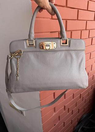Сумка шкіряна prada- брендова,жіноча,класична,елегантна,ніжного сіро-бежевого відтінку