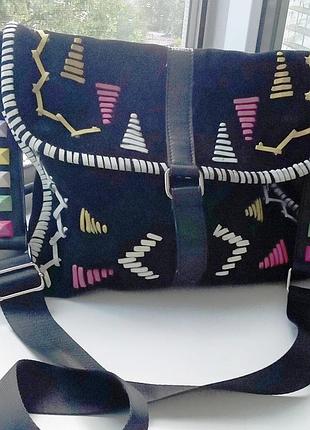 Asos - замшевая сумка на длинном ремне.  мотивы майя.