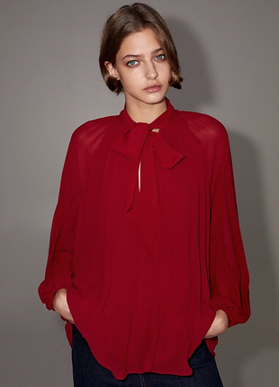 Брендовая шифоновая плиссированная блузка "zara" красно-бордового цвета. размер s.