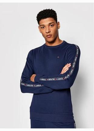 Оригинальный свитшот tommy hilfiger с лампасами в темно-синем цвет,на флисе размер м