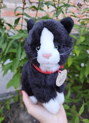 Черно-белый котенок hamleys