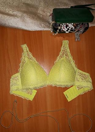 Красивый кружевной бюстгальтер с треугольными чашками tezenis