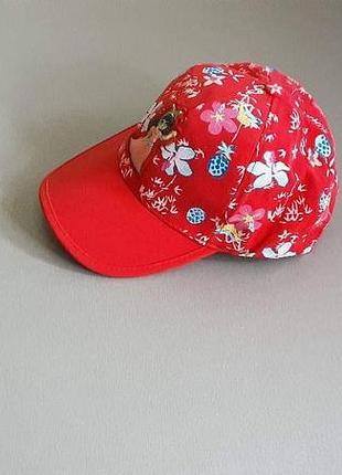 Кепка красная.