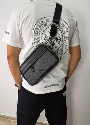 Сумка через плече від бренду coach монограм