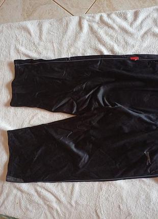 Черные спортивные штаны бренда slazenger.