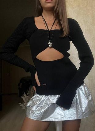 Чорний лонгслів в рубчик з вирізом від jovonna