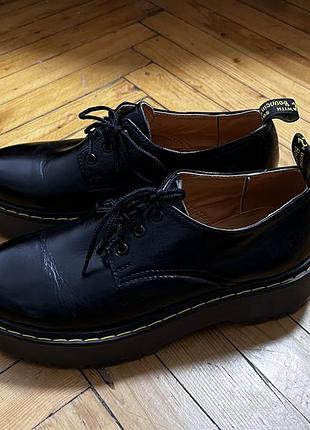 Жіночі туфлі dr. martens чорні на шнурках