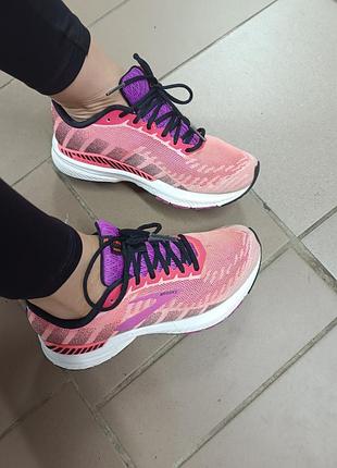 Яскраві жіночі бігові кросівки brooks