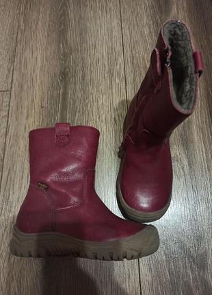 Продам бордові зимові шкіряні сапожки на дівчинку. розмір 25. устілка 16,5см
froddo