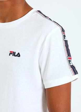 Чоловіча біла футболка бренду fila.