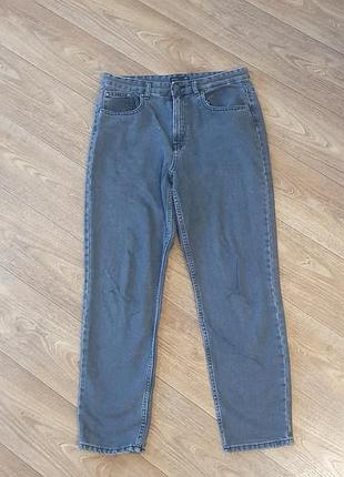 Серые джинсы мом sinsay mom fit с высокой посадкой, размер l (eur 40)
