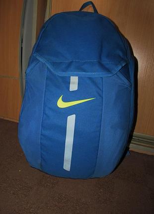 Рюкзак nike,объём около 22 - 25 л.