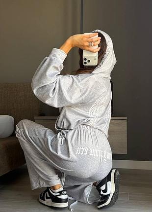 Женский спортивный костюм
