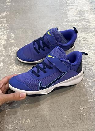 Nike дитячі кросівки для бігу omni multi court фіолетові дитячі dm9026-500