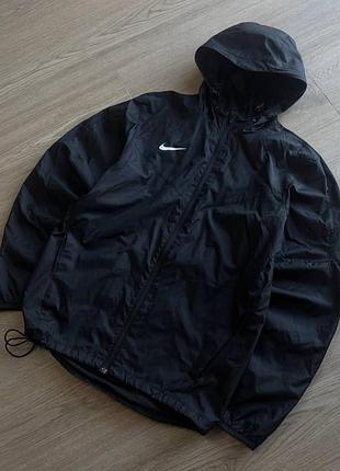 Оригинальная легкая ветровка (дождевик / куртка) nike academy / team line (артикул на бирке: 845480-010, размер s).